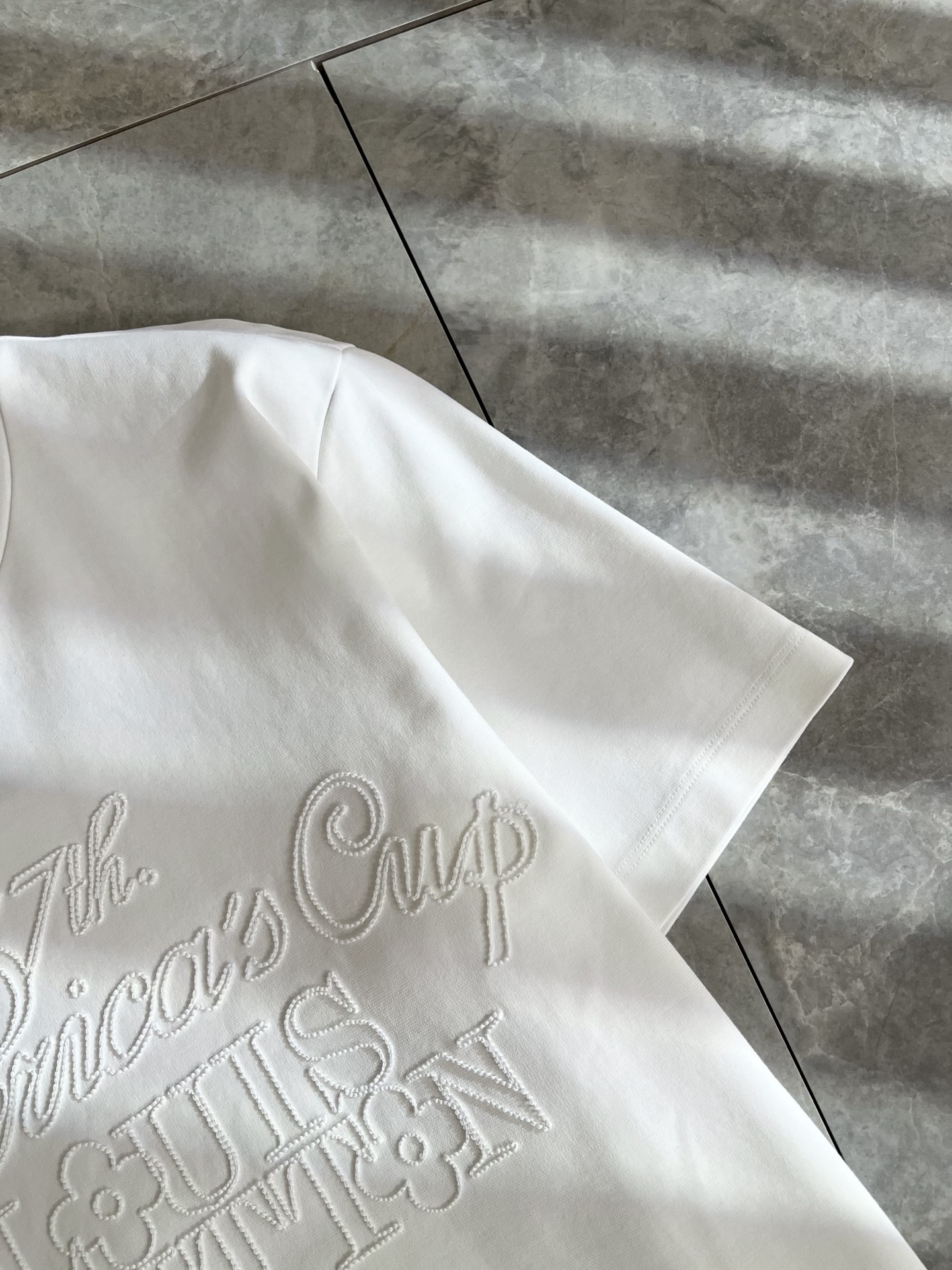 LouisVuitt*路易*登 2025春夏全新系列单品上线，非常时髦前卫的一款男女同款短袖T恤，标识l