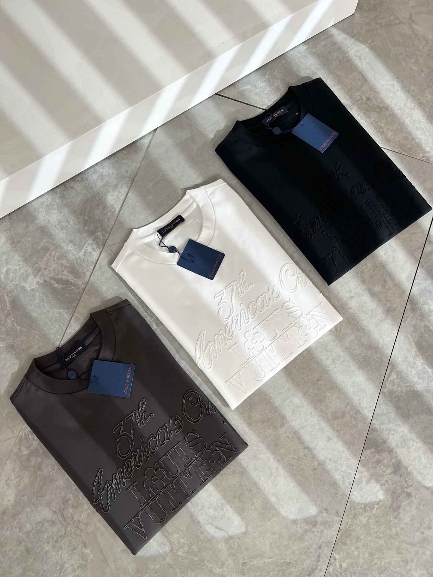 LouisVuitt*路易*登 2025春夏全新系列单品上线，非常时髦前卫的一款男女同款短袖T恤，标识l