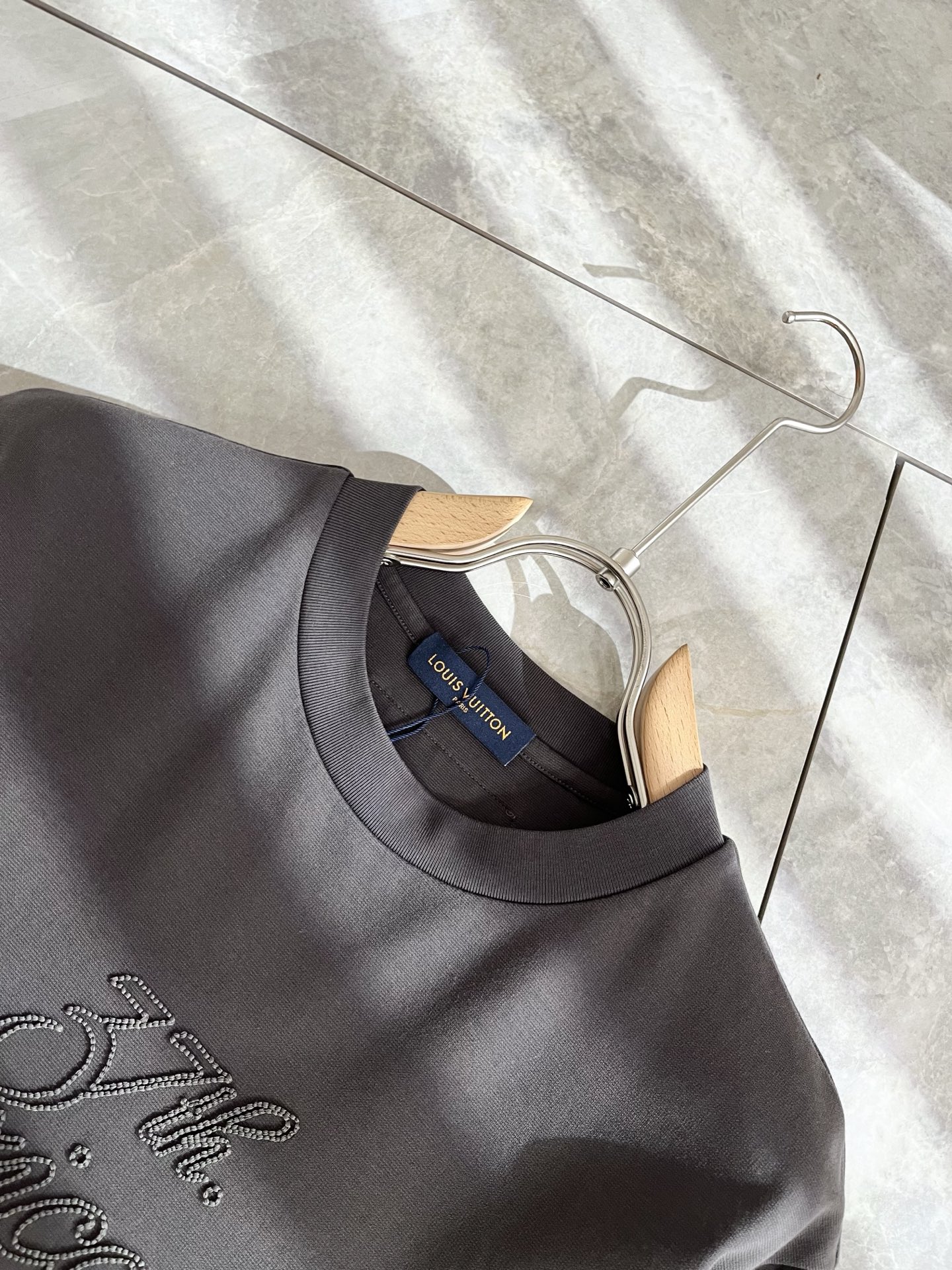 LouisVuitt*路易*登 2025春夏全新系列单品上线，非常时髦前卫的一款男女同款短袖T恤，标识l