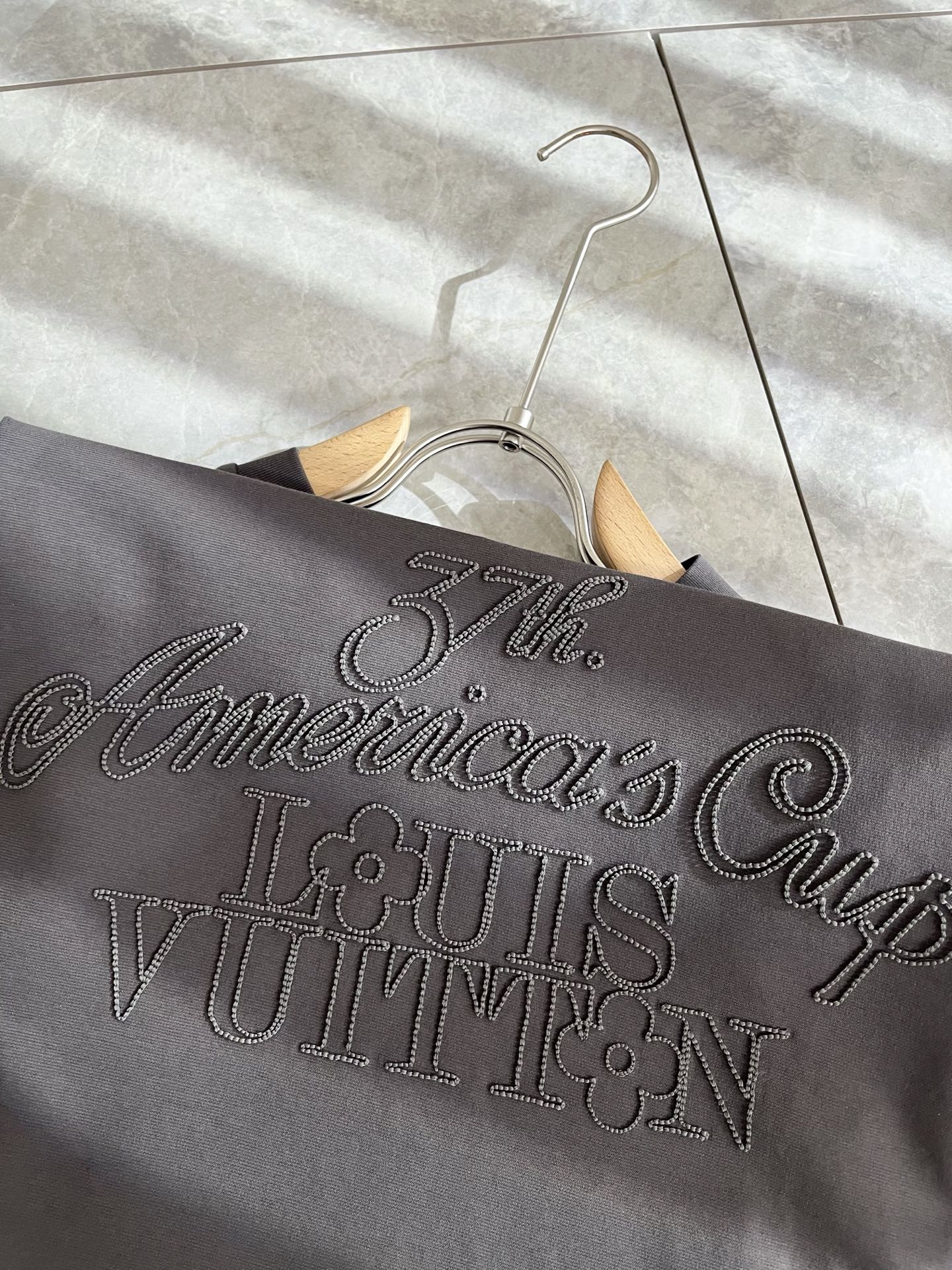 LouisVuitt*路易*登 2025春夏全新系列单品上线，非常时髦前卫的一款男女同款短袖T恤，标识l