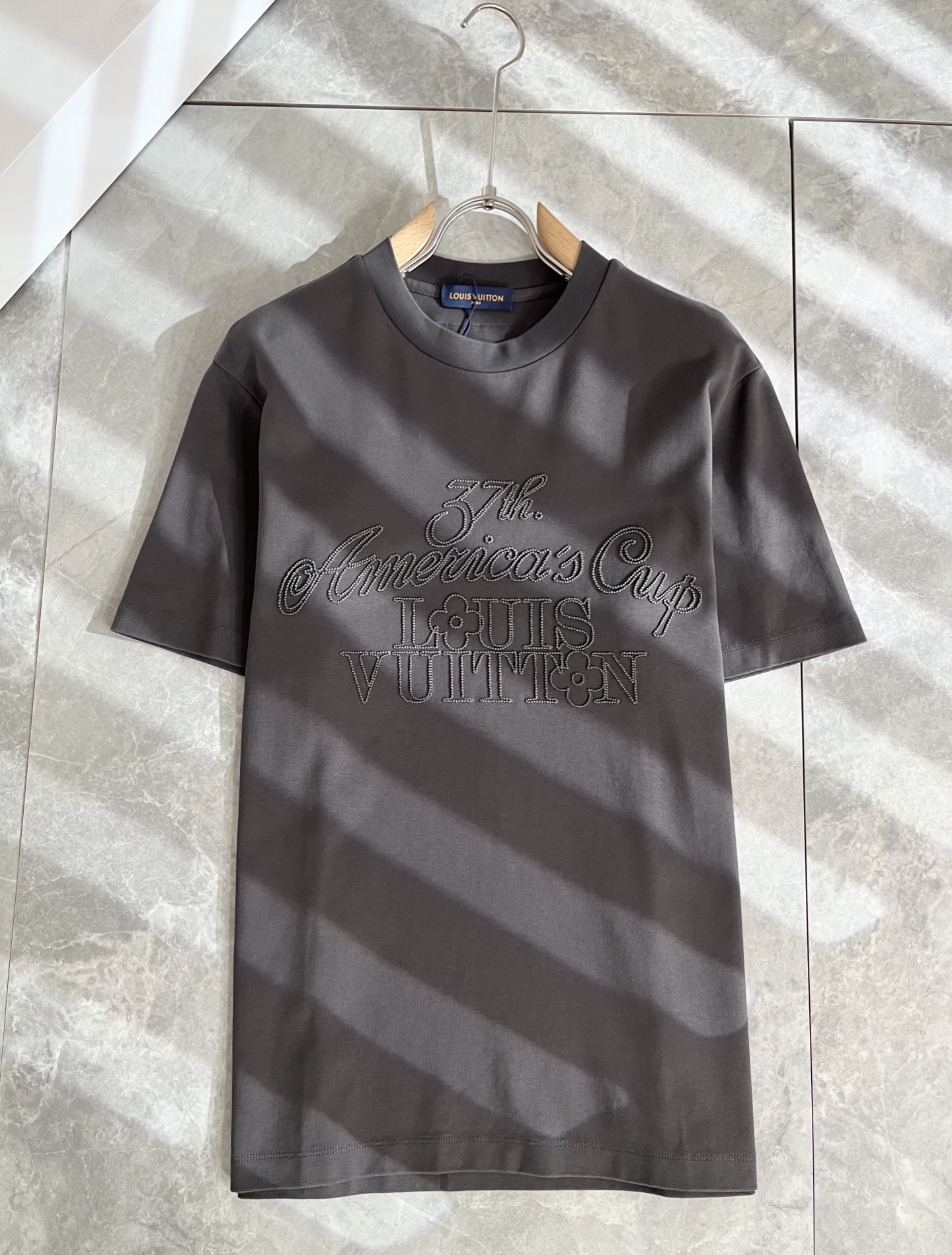 LouisVuitt*路易*登 2025春夏全新系列单品上线，非常时髦前卫的一款男女同款短袖T恤，标识l