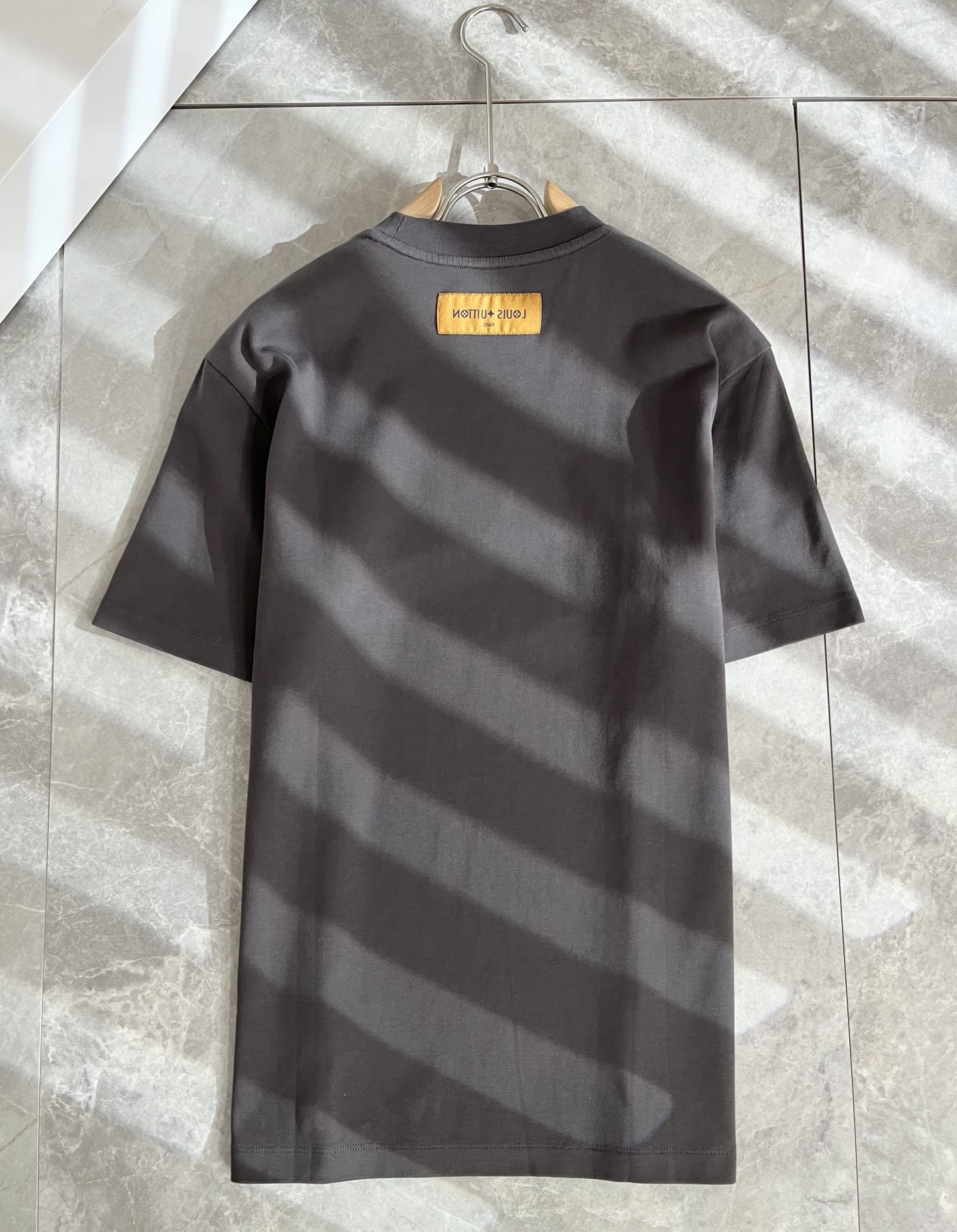 LouisVuitt*路易*登 2025春夏全新系列单品上线，非常时髦前卫的一款男女同款短袖T恤，标识l