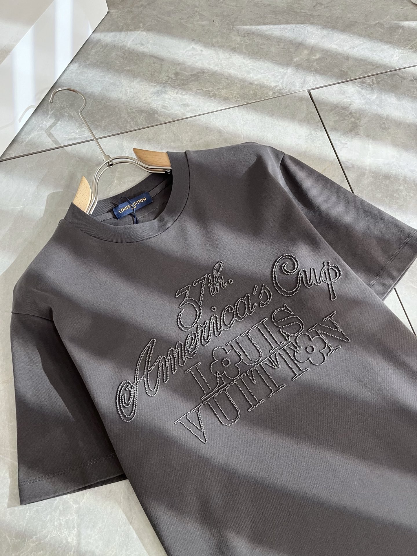 LouisVuitt*路易*登 2025春夏全新系列单品上线，非常时髦前卫的一款男女同款短袖T恤，标识l