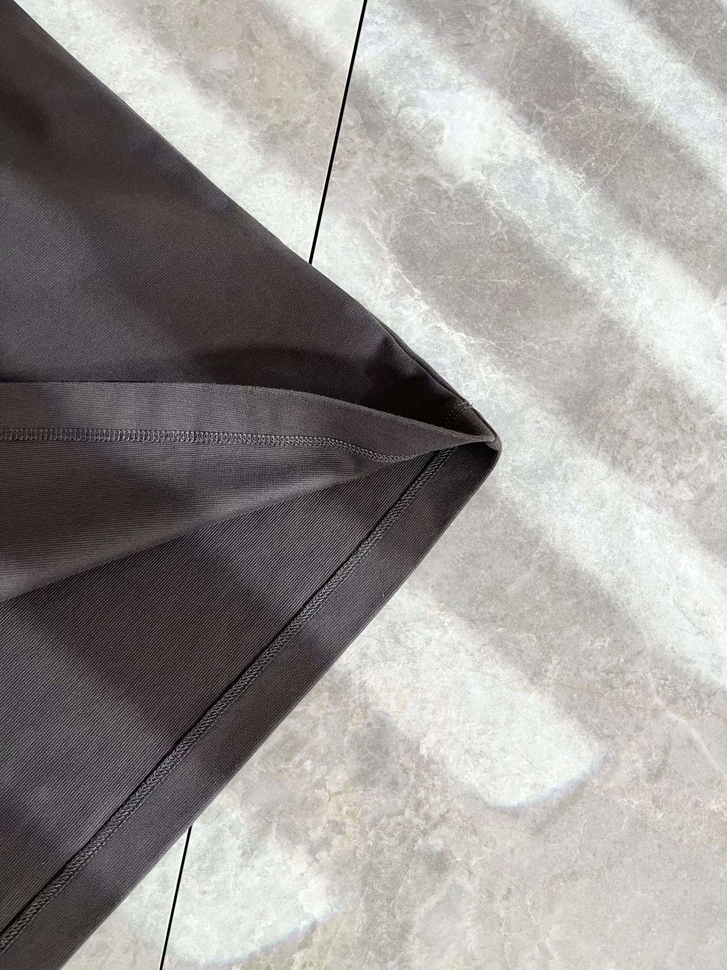 LouisVuitt*路易*登 2025春夏全新系列单品上线，非常时髦前卫的一款男女同款短袖T恤，标识l