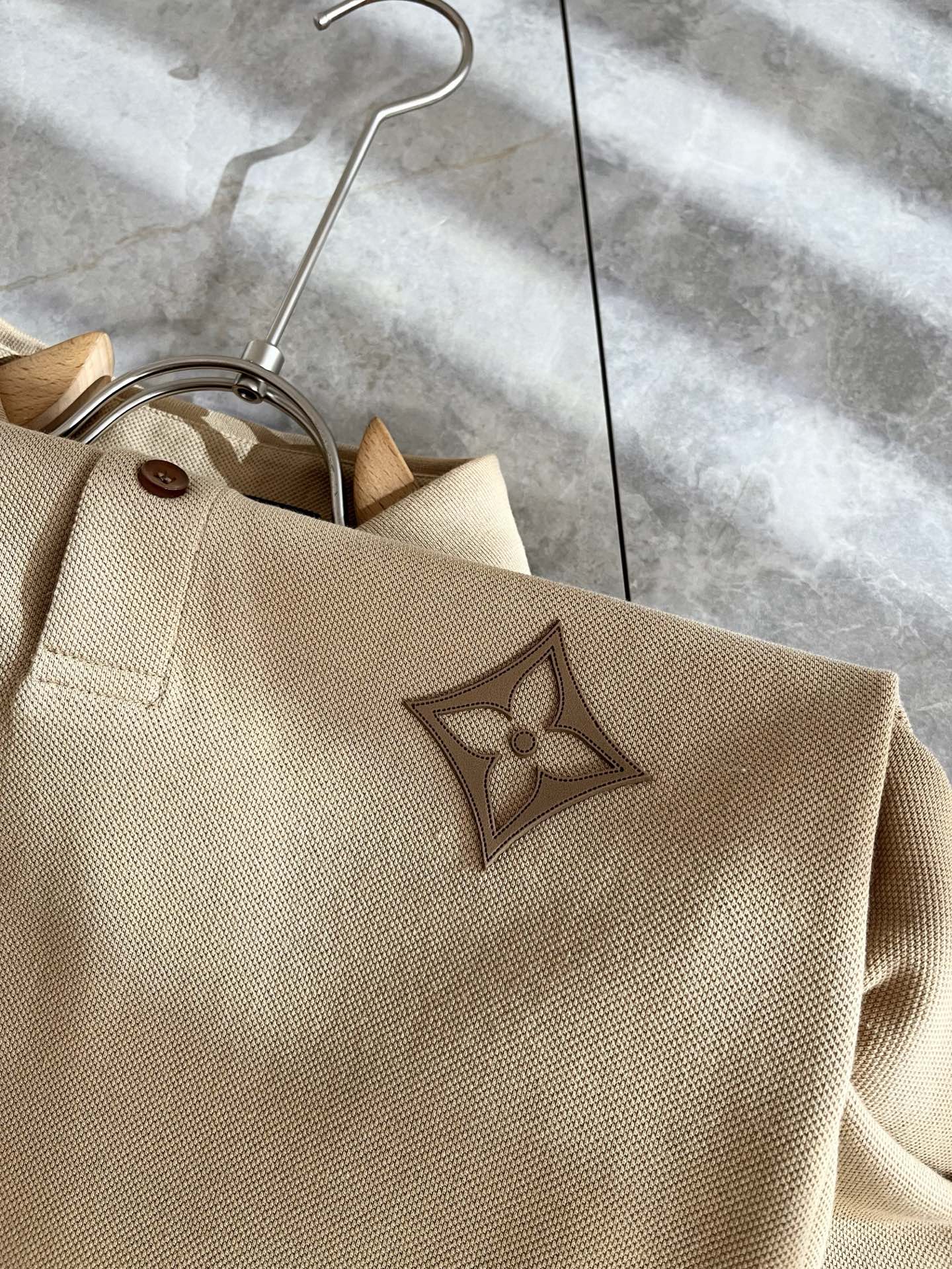 LouisVuitt*路易*登 2025春夏新品最新工艺短袖Polo衫，前后logo图案压胶设计！代表品