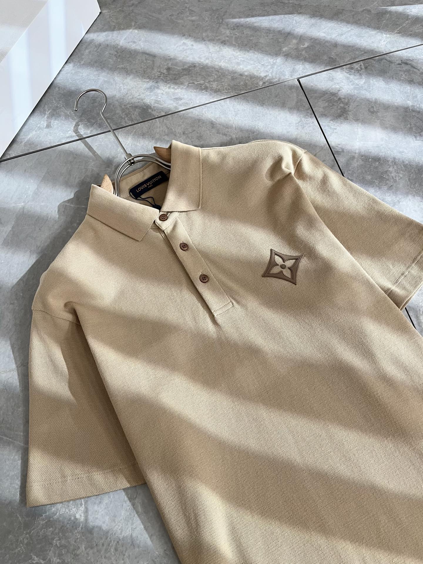 LouisVuitt*路易*登 2025春夏新品最新工艺短袖Polo衫，前后logo图案压胶设计！代表品