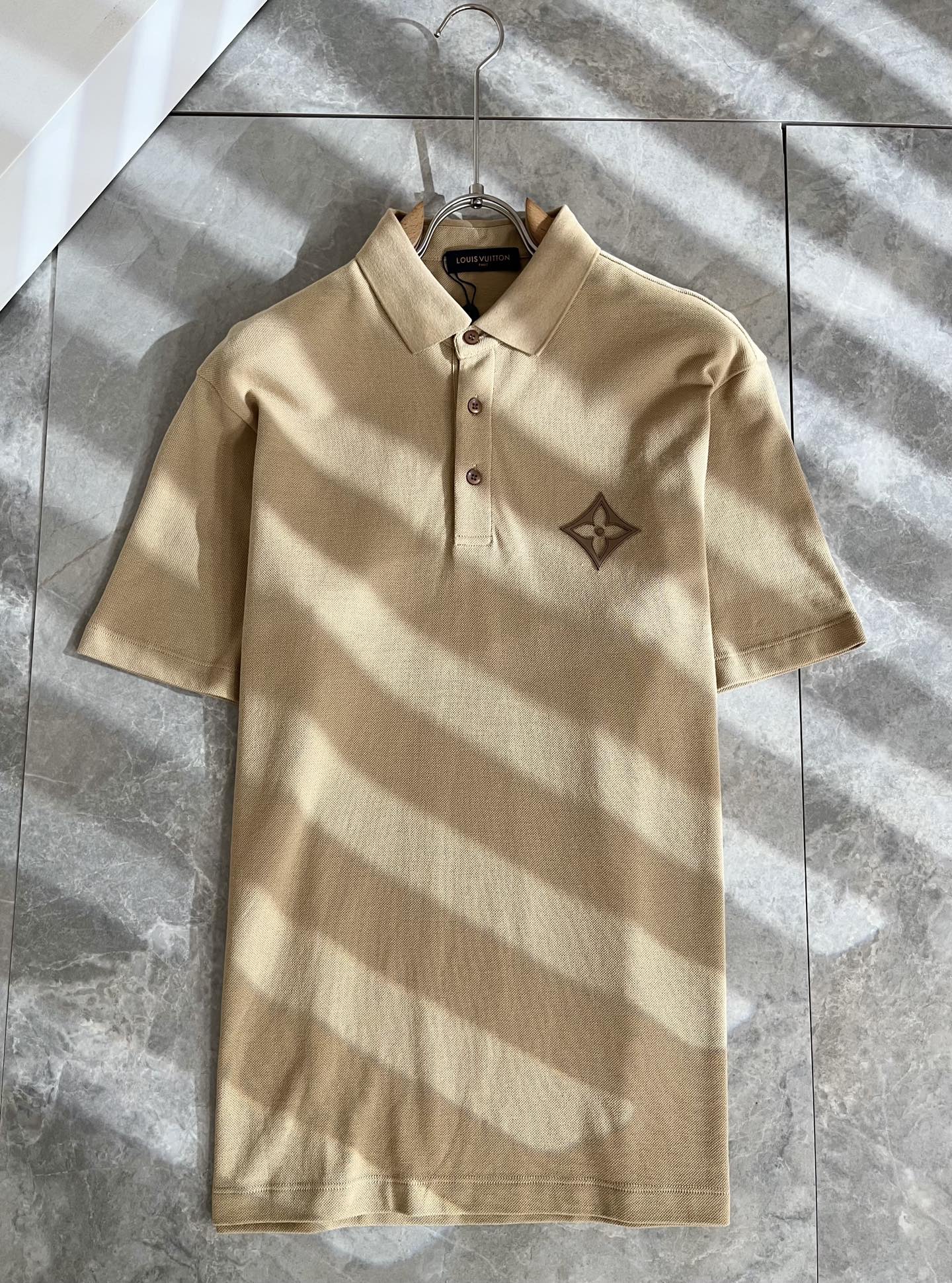 LouisVuitt*路易*登 2025春夏新品最新工艺短袖Polo衫，前后logo图案压胶设计！代表品