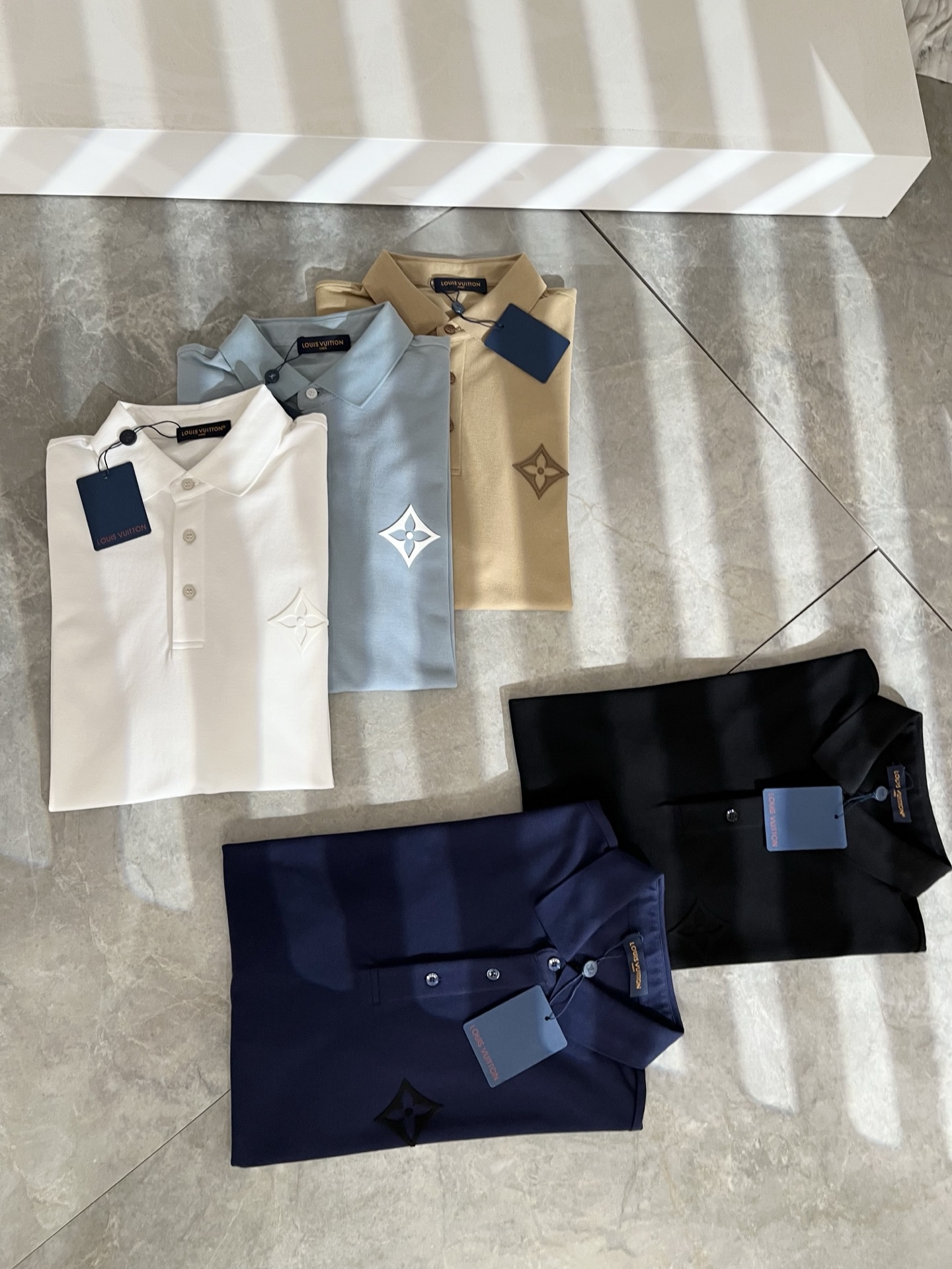 LouisVuitt*路易*登 2025春夏新品最新工艺短袖Polo衫，前后logo图案压胶设计！代表品