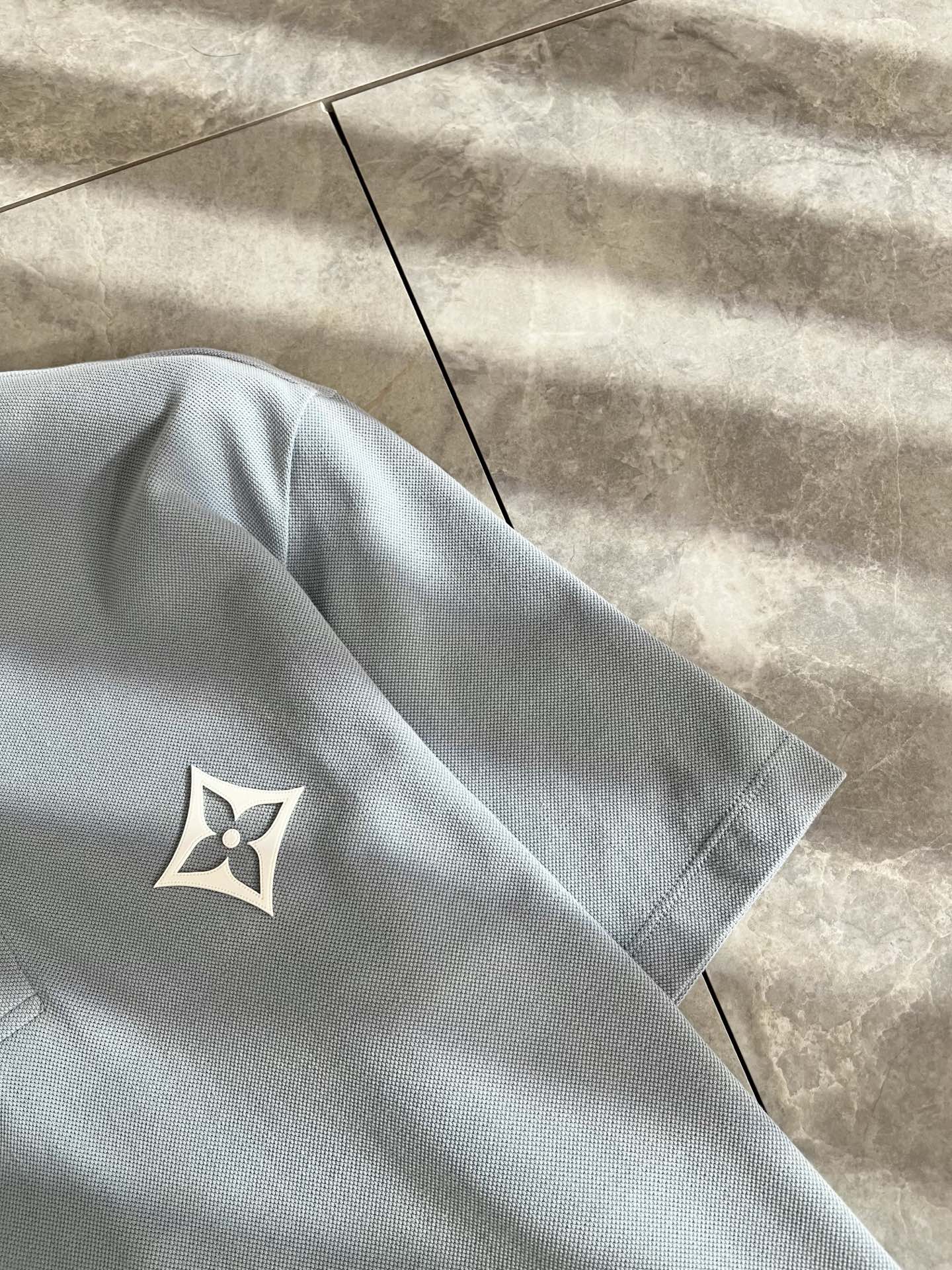 LouisVuitt*路易*登 2025春夏新品最新工艺短袖Polo衫，前后logo图案压胶设计！代表品