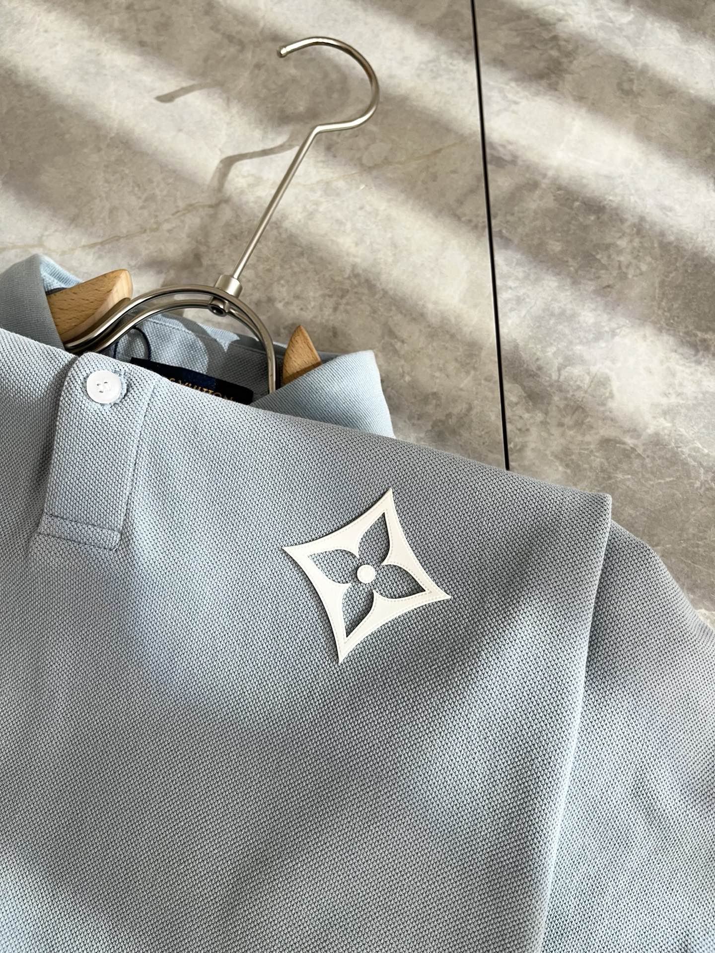 LouisVuitt*路易*登 2025春夏新品最新工艺短袖Polo衫，前后logo图案压胶设计！代表品