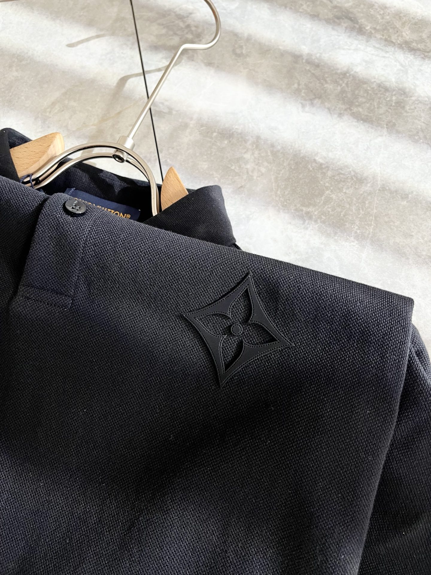 LouisVuitt*路易*登 2025春夏新品最新工艺短袖Polo衫，前后logo图案压胶设计！代表品