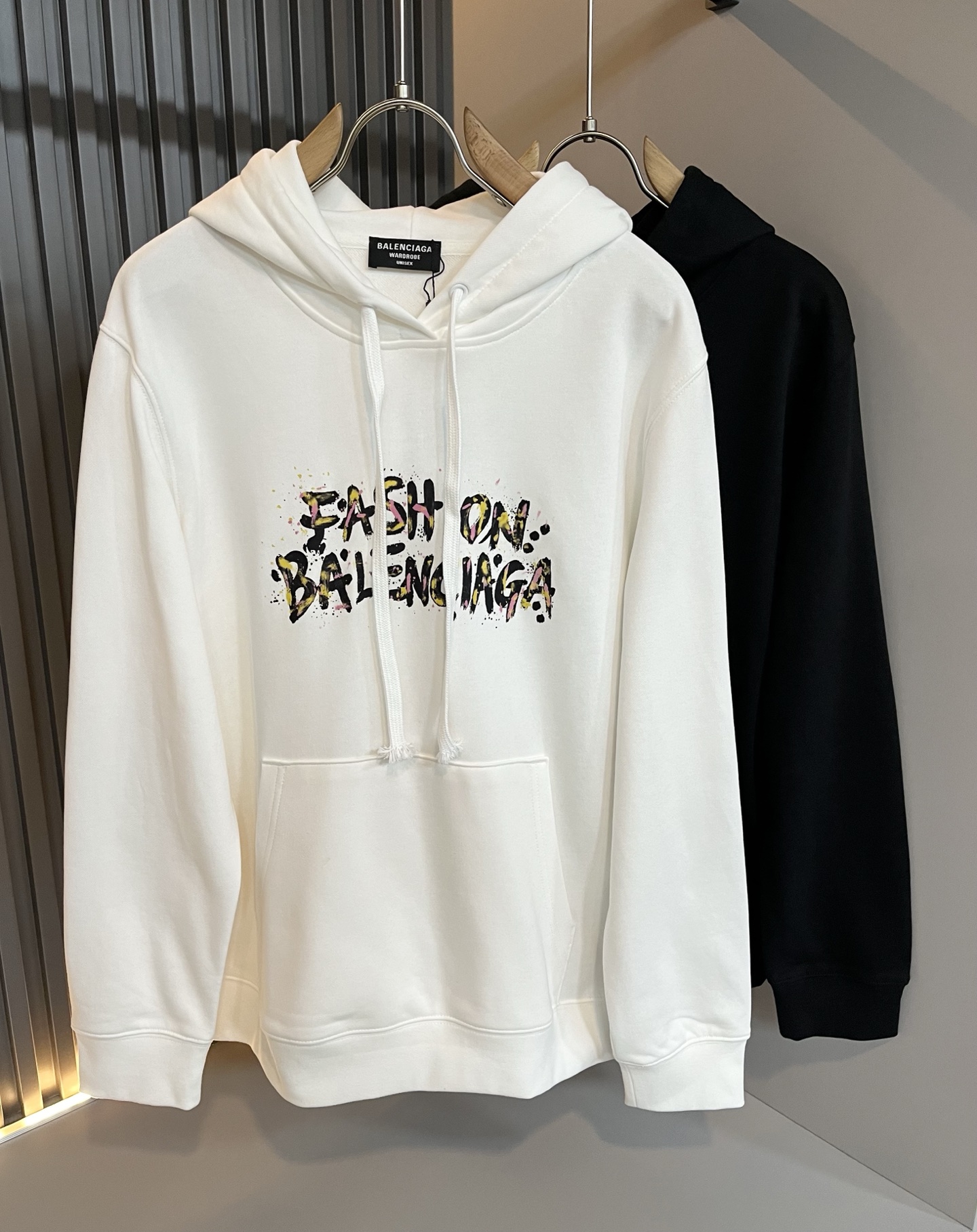 NO:525288,BALENCIA*Paris*Home Latest hooded versatile sweatshirt in autumn and winter, classic logo pattern letter logo pattern printing craft design for men and women!  !  Trading companies have sparse channels and are released on the official website at the same time!  Basically, it will have its back every season, and I look forward to the performances of all trendy men and women!  This model is made of top-grade pure cotton material!  It is hard to pick on whether it is skin-friendly or breathable when worn in close-fitting!  The upper body looks very white and supports the complexion of the skin!  Loose style cut, both men and women can easily match your own fashionable and high-end outfit!  Size M-2XL, balenciaga, hoodie, sweatshirts, hats, alexander wang19860909BALENCIA*巴黎*家 秋冬最新款连帽百搭卫衣,男女同款经典标志图案字母logo图案印花工艺设计！！贸易公司渠道稀出,同步官网发售！基本每一季都会有它的背影所在,期待着所有潮男潮女们的演绎！此款选用客供顶级纯棉材质打造！贴身穿着亲肤感与透气性都无法挑剔！上身非常的显白承托肤色！宽松版型裁剪,无论男女皆可轻松搭配出属于自我的时尚高级穿搭！尺码M-2XL,,balenciaga,hoodie,sweatshirts,hats,alexander wang,Men's clothing