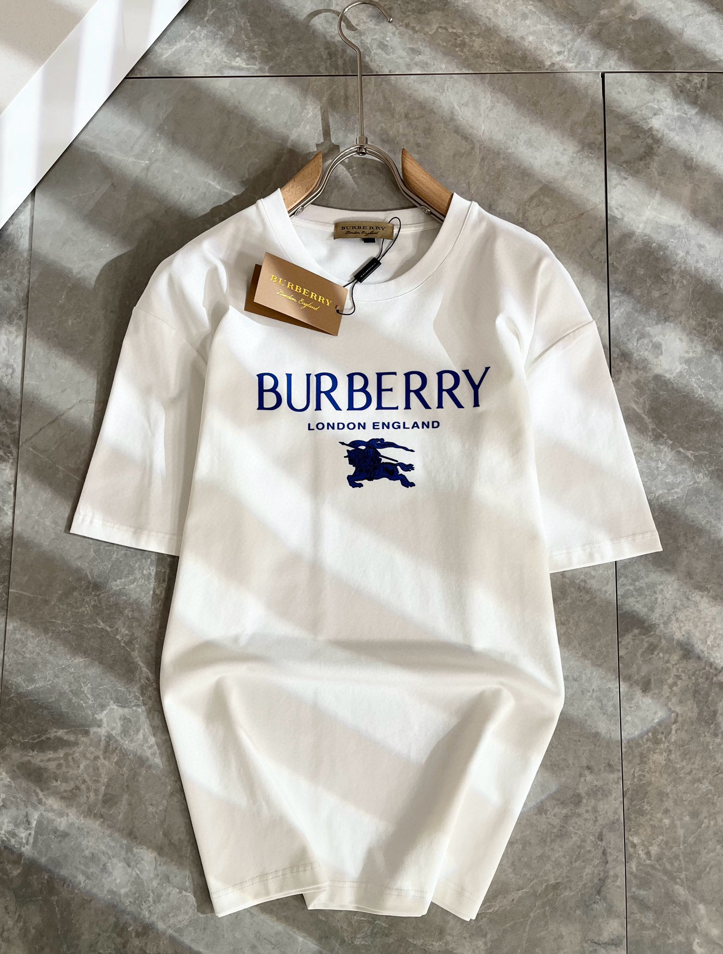 BURBER*Y巴*莉2025春夏新品男女同款👫短袖T恤，重磅来袭，最近比较火热的环保纯棉面料制作而成，