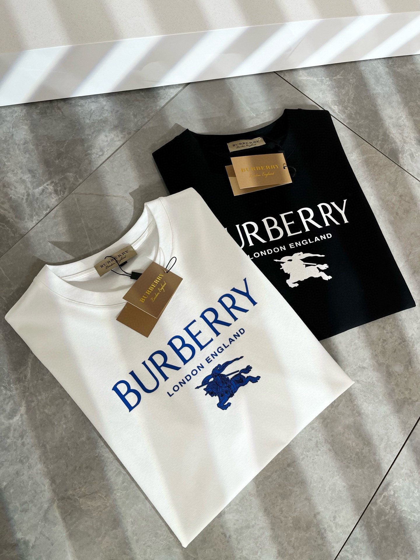 BURBER*Y巴*莉2025春夏新品男女同款👫短袖T恤，重磅来袭，最近比较火热的环保纯棉面料制作而成，