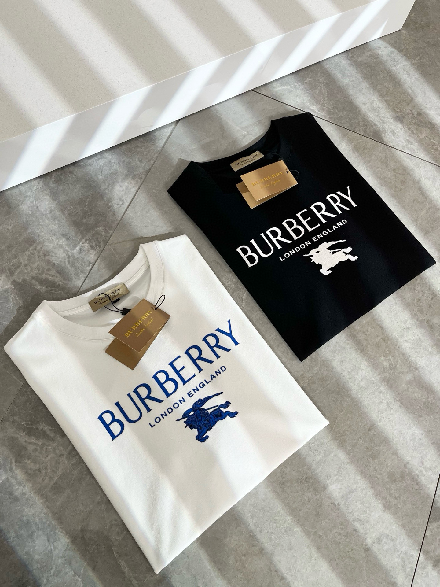 BURBER*Y巴*莉2025春夏新品男女同款👫短袖T恤，重磅来袭，最近比较火热的环保纯棉面料制作而成，