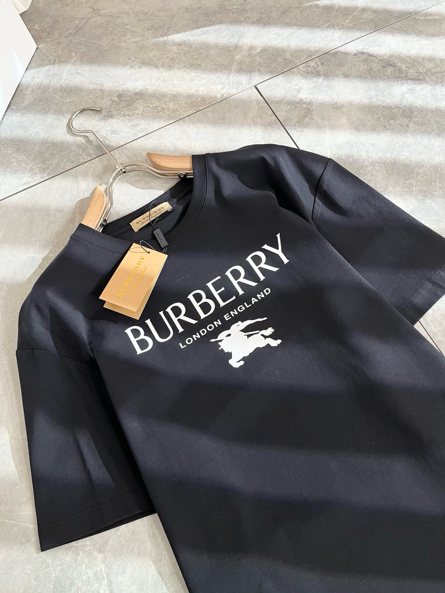 BURBER*Y巴*莉2025春夏新品男女同款👫短袖T恤，重磅来袭，最近比较火热的环保纯棉面料制作而成，