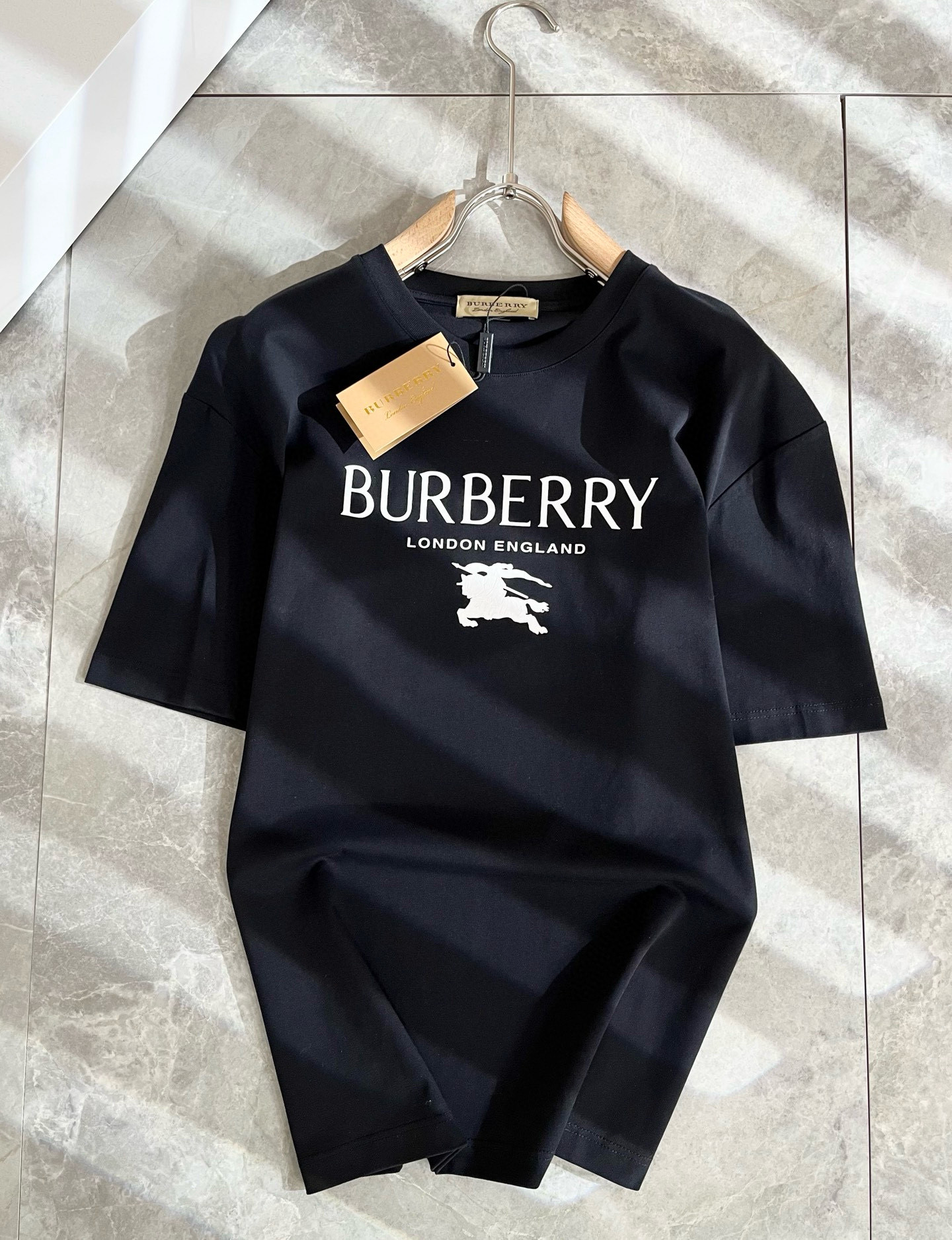 BURBER*Y巴*莉2025春夏新品男女同款👫短袖T恤，重磅来袭，最近比较火热的环保纯棉面料制作而成，