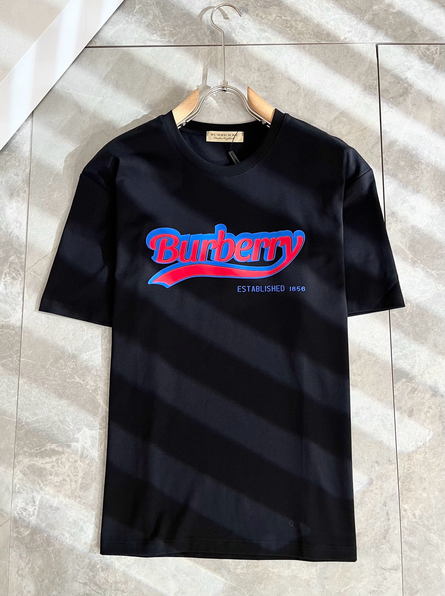 BURBER*Y巴*莉2025春夏新品男女同款👫短袖T恤，重磅来袭，最近比较火热的环保纯棉面料制作而成，