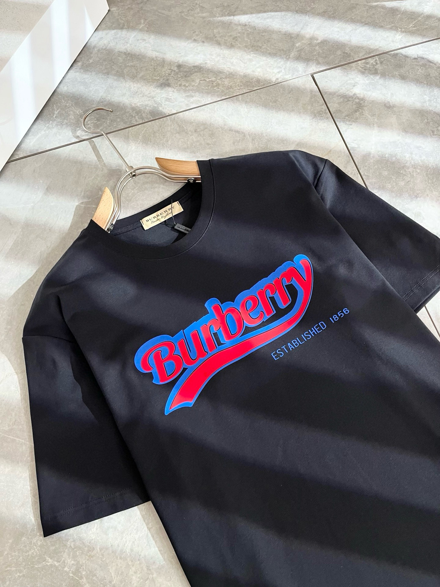 BURBER*Y巴*莉2025春夏新品男女同款👫短袖T恤，重磅来袭，最近比较火热的环保纯棉面料制作而成，