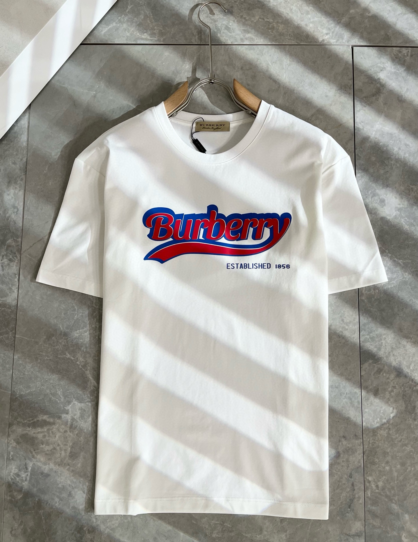 BURBER*Y巴*莉2025春夏新品男女同款👫短袖T恤，重磅来袭，最近比较火热的环保纯棉面料制作而成，
