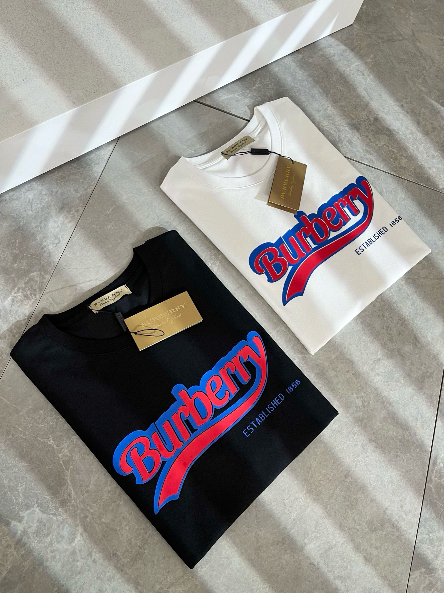 BURBER*Y巴*莉2025春夏新品男女同款👫短袖T恤，重磅来袭，最近比较火热的环保纯棉面料制作而成，