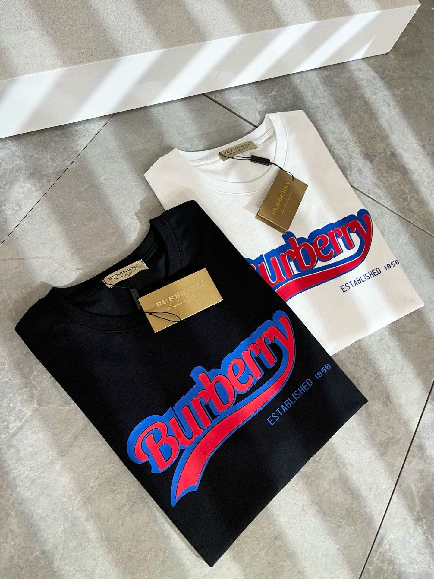 BURBER*Y巴*莉2025春夏新品男女同款👫短袖T恤，重磅来袭，最近比较火热的环保纯棉面料制作而成，