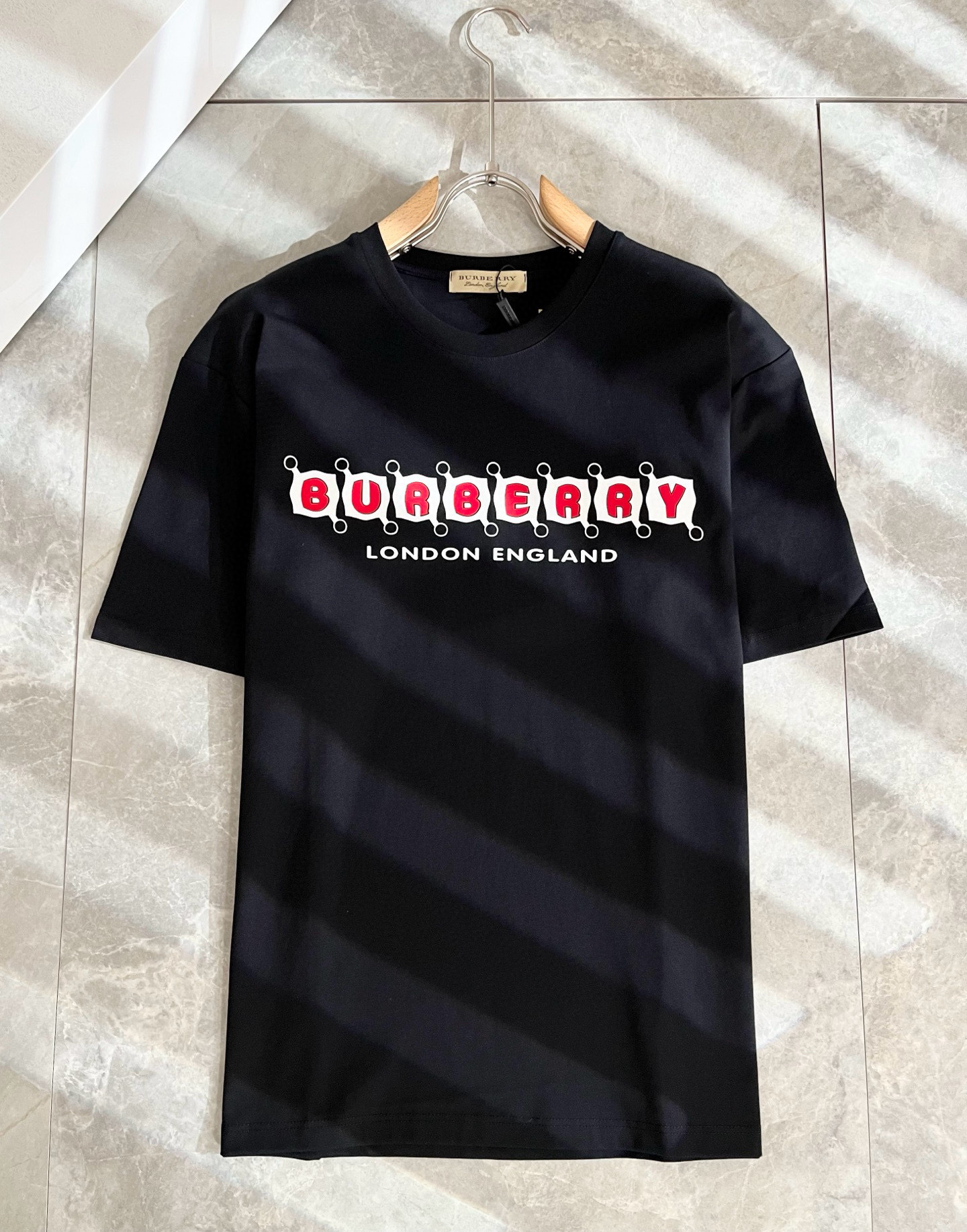 BURBER*Y巴*莉2025春夏新品男女同款👫短袖T恤，重磅来袭，最近比较火热的环保纯棉面料制作而成，