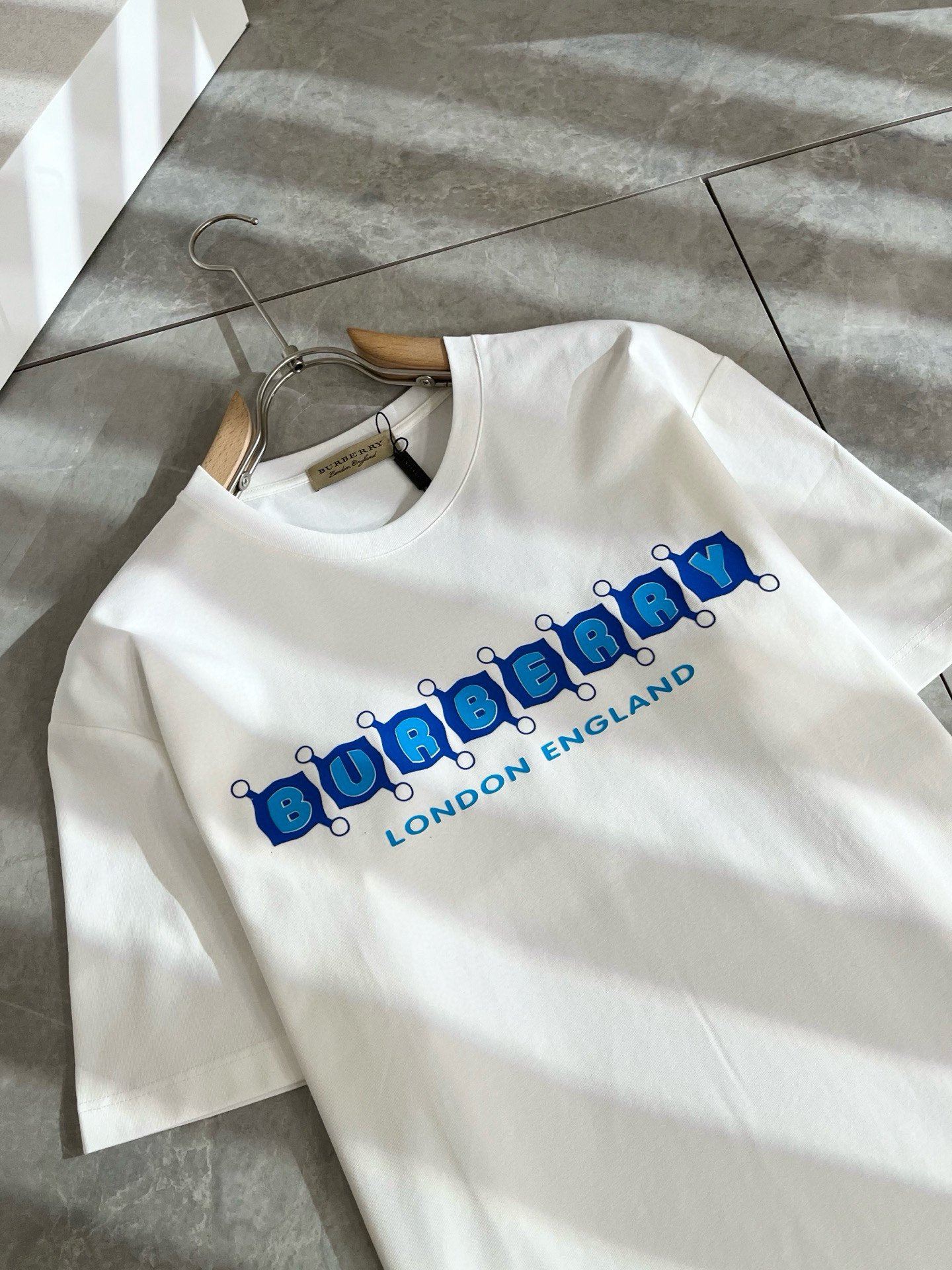 BURBER*Y巴*莉2025春夏新品男女同款👫短袖T恤，重磅来袭，最近比较火热的环保纯棉面料制作而成，