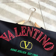 VALENTI*O华伦*奴~柜台款、2025春夏新款短袖T恤衫,胸前logo压绒设计!简单时尚而年轻,百 VALENTI*O华伦*奴~柜台款、2025春夏新款短袖T恤衫,胸前logo压绒设计!简单时尚而年轻,百