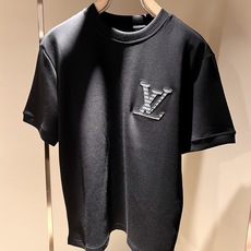LouisVuitt*路易*登 2025秋冬新款男士短袖打底衫,非常时髦胸前logo刺绣修饰!区别于以往 LouisVuitt*路易*登 2025秋冬新款男士短袖打底衫,非常时髦胸前logo刺绣修饰!区别于以往