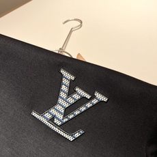 LouisVuitt*路易*登 2025秋冬新款男士短袖打底衫,非常时髦胸前logo刺绣修饰!区别于以往 LouisVuitt*路易*登 2025秋冬新款男士短袖打底衫,非常时髦胸前logo刺绣修饰!区别于以往