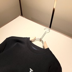 LouisVuitt*路易*登 2025秋冬新款男士短袖打底衫,非常时髦胸前logo刺绣修饰!区别于以往 LouisVuitt*路易*登 2025秋冬新款男士短袖打底衫,非常时髦胸前logo刺绣修饰!区别于以往