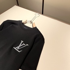LouisVuitt*路易*登 2025秋冬新款男士短袖打底衫,非常时髦胸前logo刺绣修饰!区别于以往 LouisVuitt*路易*登 2025秋冬新款男士短袖打底衫,非常时髦胸前logo刺绣修饰!区别于以往