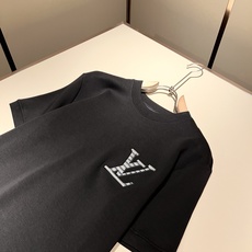 LouisVuitt*路易*登 2025秋冬新款男士短袖打底衫,非常时髦胸前logo刺绣修饰!区别于以往 LouisVuitt*路易*登 2025秋冬新款男士短袖打底衫,非常时髦胸前logo刺绣修饰!区别于以往