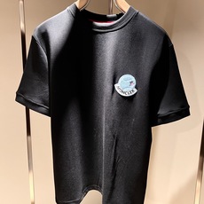 Moncler蒙家 2025秋冬男女同款👫情侣款最新的贸易订单短袖T恤,全品相!!网红款!采用logo图 Moncler蒙家 2025秋冬男女同款👫情侣款最新的贸易订单短袖T恤,全品相!!网红款!采用logo图