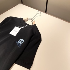 Dio*迪家 2025秋冬新款男女同款👫短袖打底衫,专柜同步发售!定制专属纯棉面料,定制原版工艺螺纹,胸 Dio*迪家 2025秋冬新款男女同款👫短袖打底衫,专柜同步发售!定制专属纯棉面料,定制原版工艺螺纹,胸