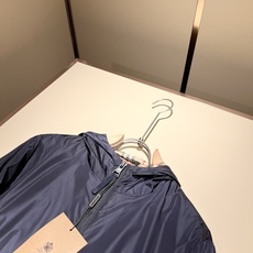 BURBER*Y巴*莉2025秋冬新品夹克外套重磅来袭,最近比较火热的环保聚酯纤维面料制作而成,高端户外 BURBER*Y巴*莉2025秋冬新品夹克外套重磅来袭,最近比较火热的环保聚酯纤维面料制作而成,高端户外