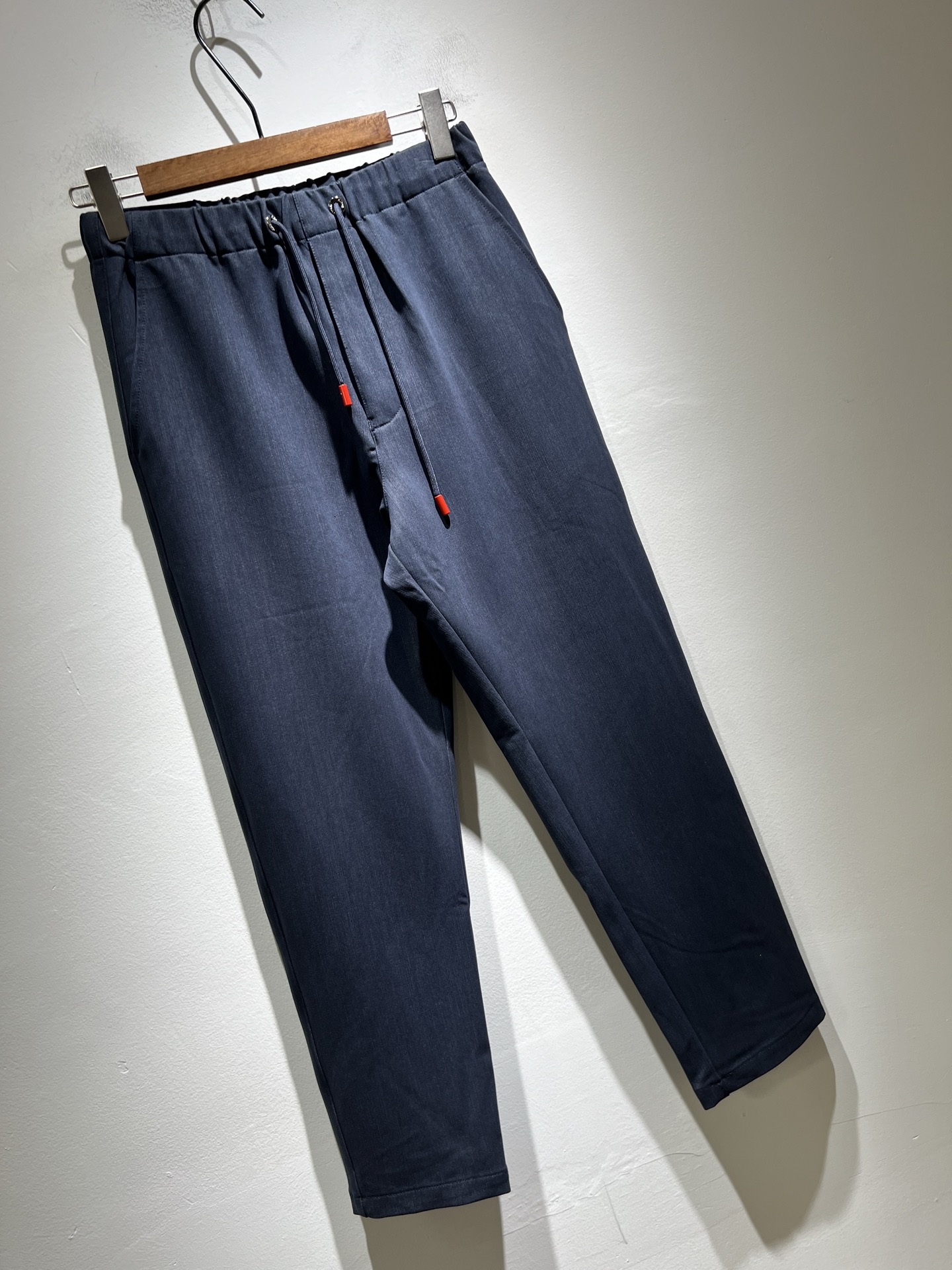 Kiton 2025秋冬新品男士高端休闲百搭四季通勤修身剪裁休闲裤！对于粉丝来说，这样大气的经典设计足矣