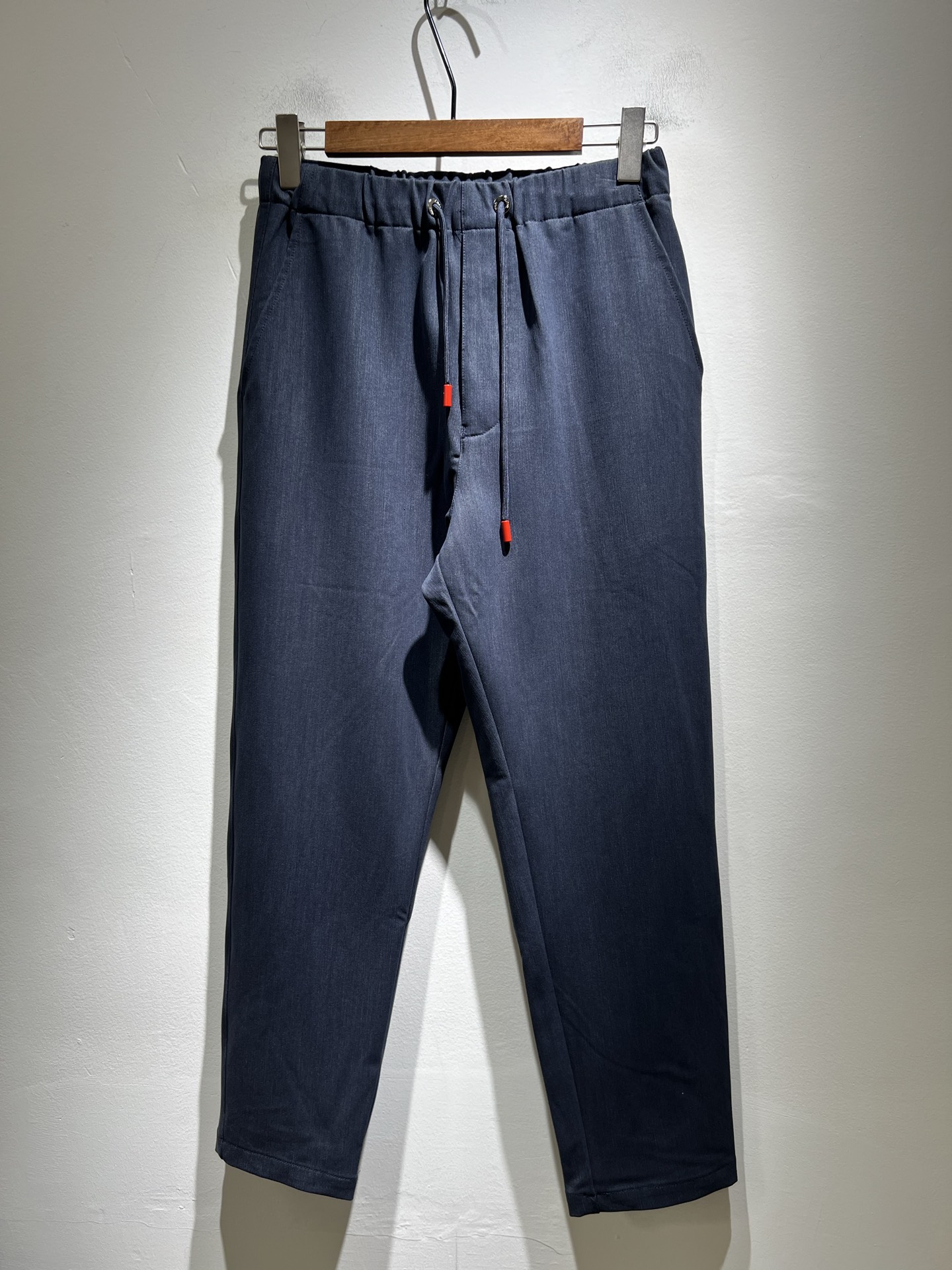 Kiton 2025秋冬新品男士高端休闲百搭四季通勤修身剪裁休闲裤！对于粉丝来说，这样大气的经典设计足矣