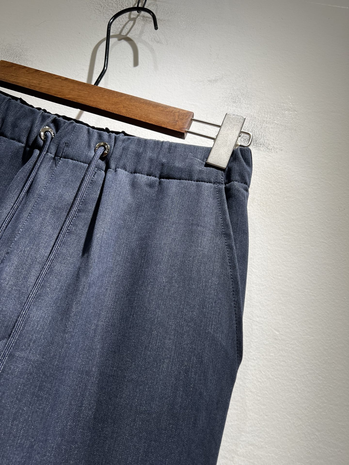 Kiton 2025秋冬新品男士高端休闲百搭四季通勤修身剪裁休闲裤！对于粉丝来说，这样大气的经典设计足矣