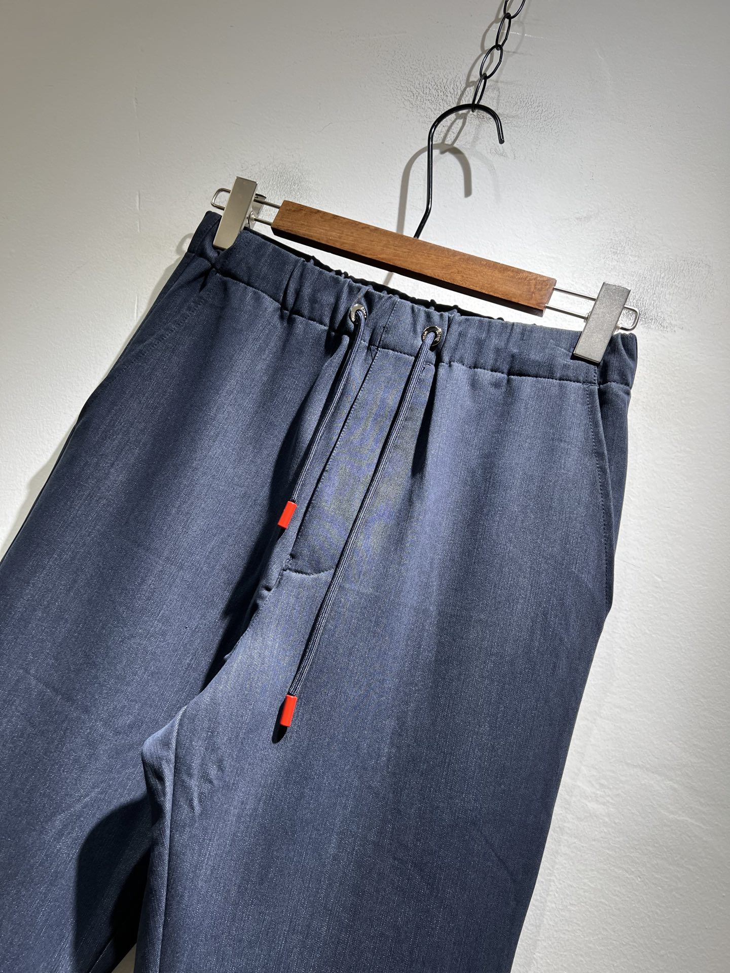 Kiton 2025秋冬新品男士高端休闲百搭四季通勤修身剪裁休闲裤！对于粉丝来说，这样大气的经典设计足矣