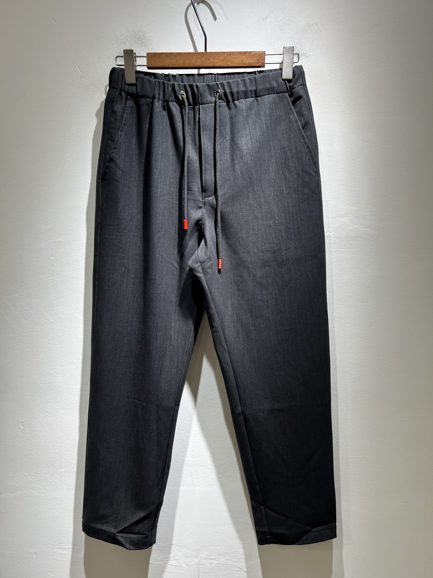 Kiton 2025秋冬新品男士高端休闲百搭四季通勤修身剪裁休闲裤！对于粉丝来说，这样大气的经典设计足矣