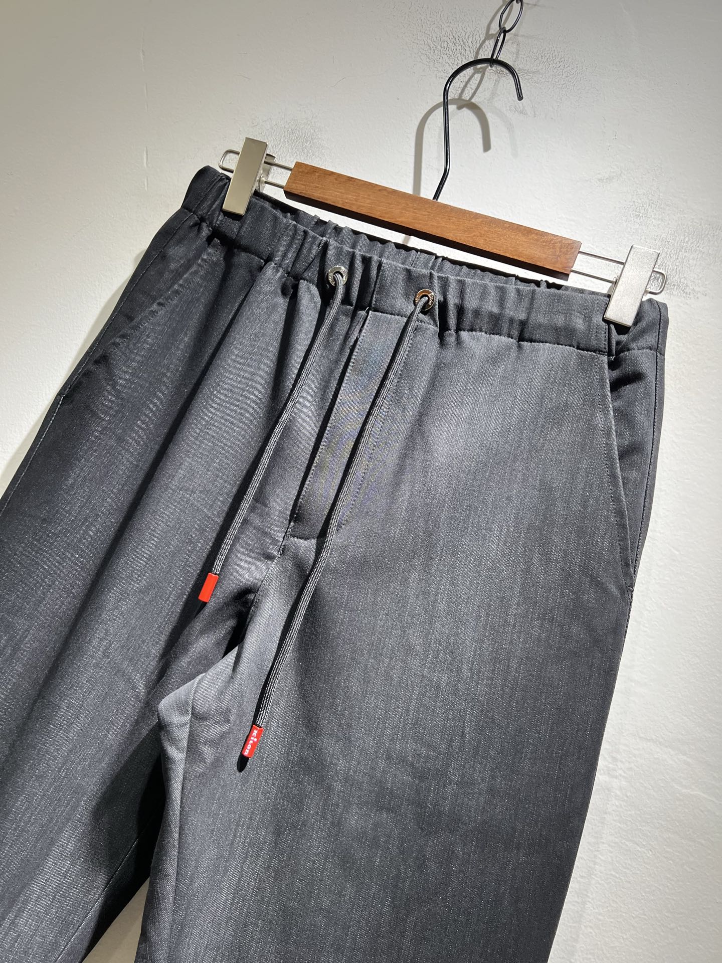 Kiton 2025秋冬新品男士高端休闲百搭四季通勤修身剪裁休闲裤！对于粉丝来说，这样大气的经典设计足矣