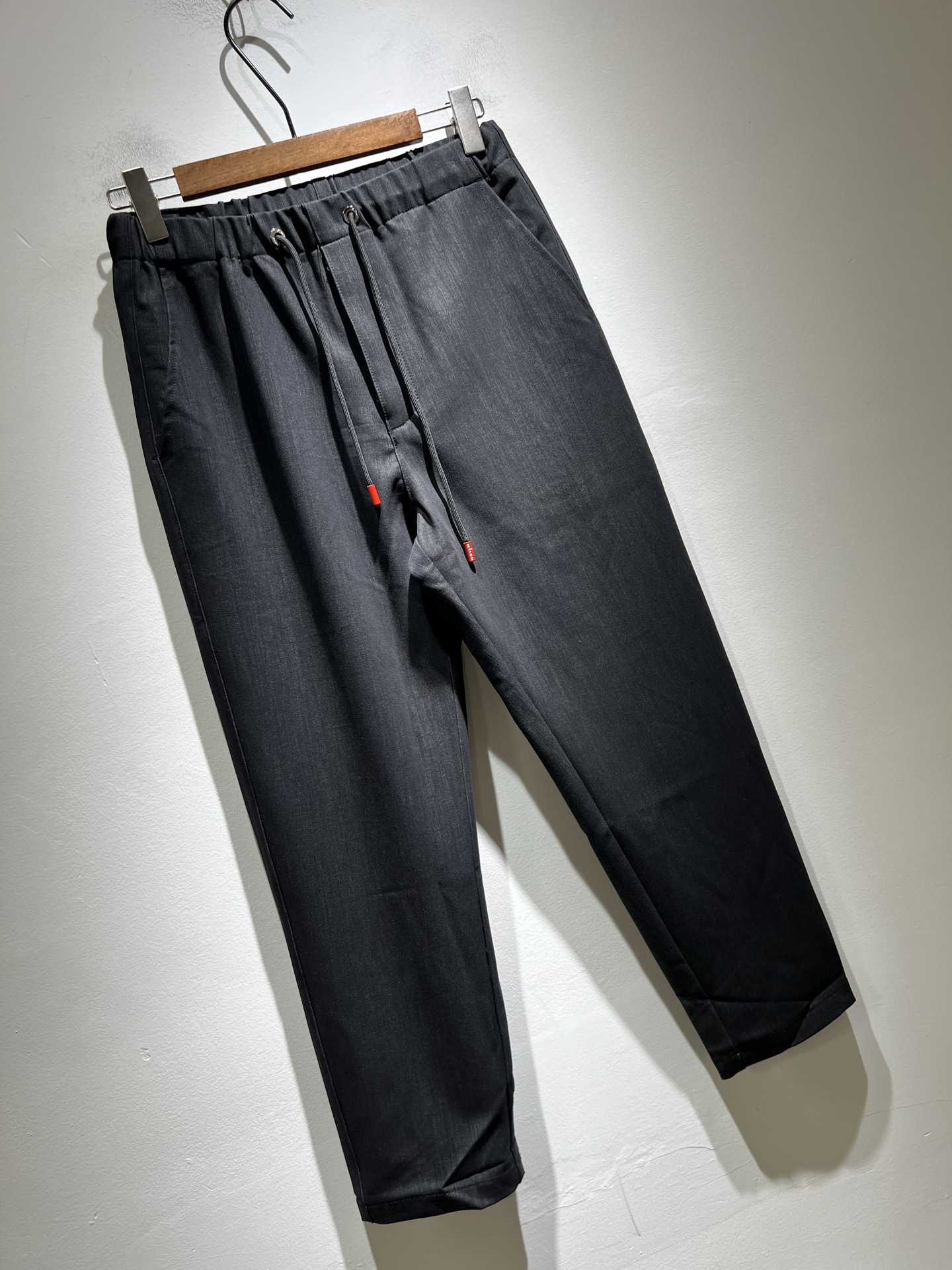 Kiton 2025秋冬新品男士高端休闲百搭四季通勤修身剪裁休闲裤！对于粉丝来说，这样大气的经典设计足矣
