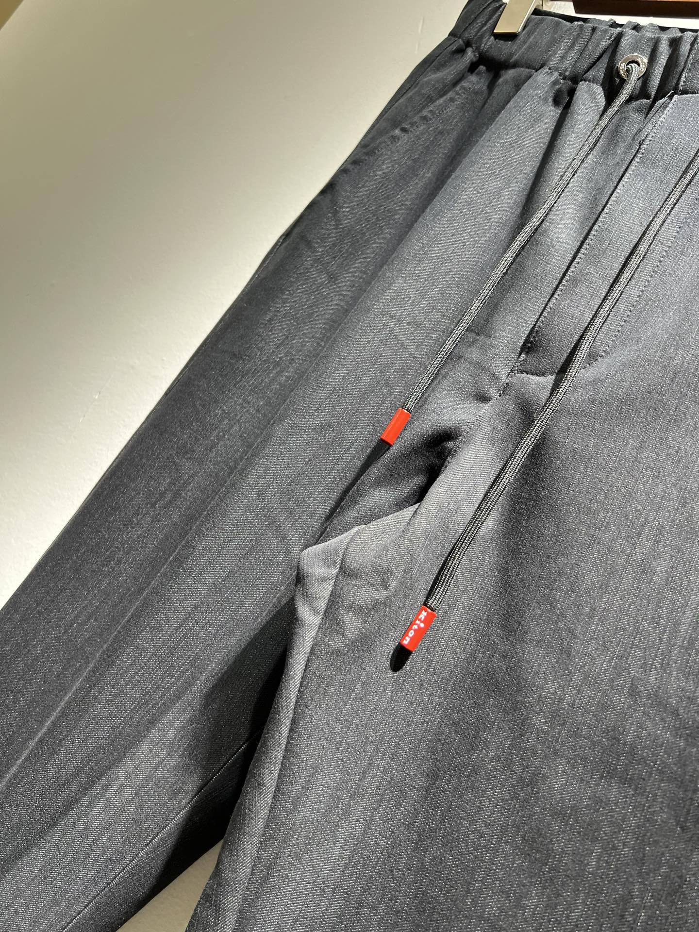 Kiton 2025秋冬新品男士高端休闲百搭四季通勤修身剪裁休闲裤！对于粉丝来说，这样大气的经典设计足矣