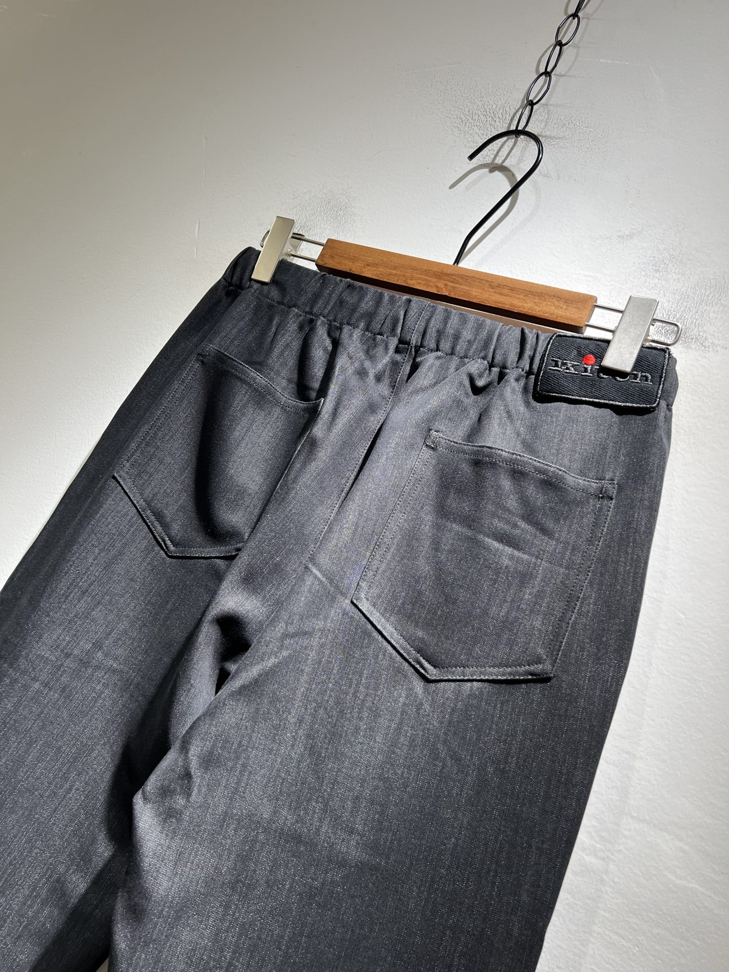 Kiton 2025秋冬新品男士高端休闲百搭四季通勤修身剪裁休闲裤！对于粉丝来说，这样大气的经典设计足矣