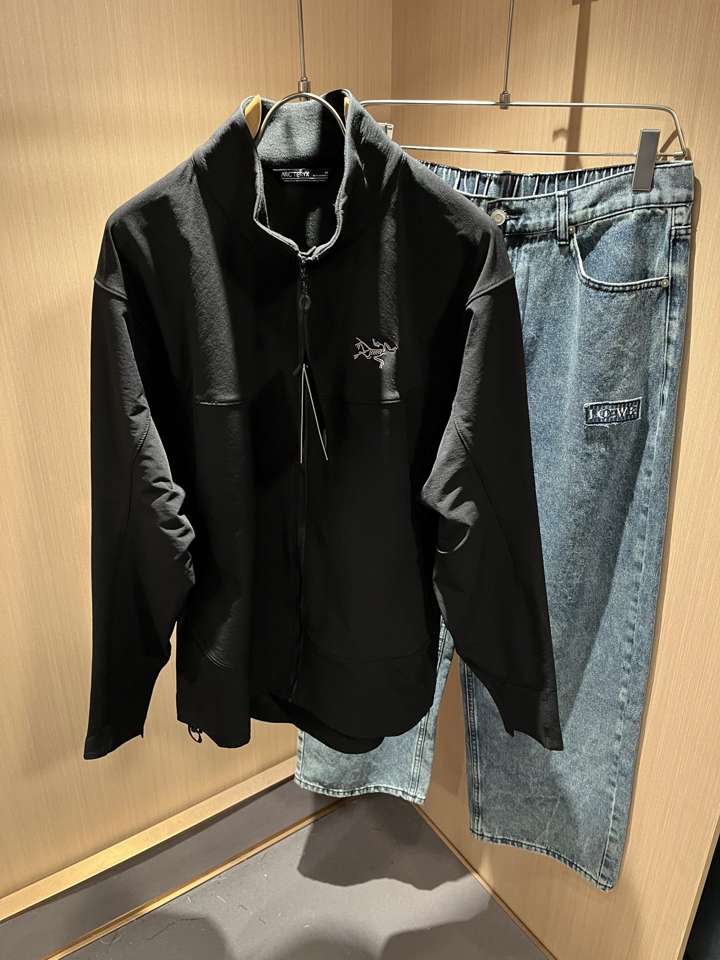 NO:524389,ARCTER*X Original Archaeological Bird, a new men's and women's same jacket for autumn and winter, the first thing that everyone thinks of outdoor brands is the Canadian goose and Archaeological Bird. It gives people a feeling of trying out the label!  In addition to being quite accomplished in style design, the most obvious or most expert should be to have deeper and unique insights and attainments in fabrics. Through continuous structural research and problem-solving, and characterized by unique research on fabrics, these alone are enough to support it to become the first new logo brand image in the clothing manufacturing industry. This model is made of quick-drying fabric!  Through precision, the hand feels smooth and soft, and both has natural beauty and comfort. The large body style is cut cleanly and cleanly, and the fabric shows a different hazy structural beauty. It is made of exclusive mold customization. The fabric and its technology test the workers, can be smooth and smooth without wrinkles!  Chest logo pattern glue-press design!  It really tests the handmade work of every master!  It makes the overall clean and neat, without leaving any thread. Now the neutrality that pursues life is more refined in life!  Size S-2XL, arc'teryx,jackets & coats,jackets & coats,alexander wang19860909ARCTER*X始*祖鸟 秋冬新款男女同款夹克外套,户外品牌可能大家第一想到的就是加拿大鹅、始祖鸟.给人一种标签试的感觉！除了在款式设计上颇有造诣之外,最明显或者说最为拿手的,应该就是在面料上的拥有更深独特见解跟造诣了.通过不断地结构研究和问题处理,在以面料独特研究为特征,仅凭这些就已经足以支撑其成为服装制造行业中,首屈可数的新标志品牌形象.此款采用速干面料材质！通过精工手感细滑柔软,同时兼具自然美感跟舒适度.大身上版型裁剪简洁干净,面料上显现出了不一样朦胧的结构性美感来.独家开模定制而成,面料及其考验工人的技术,能做到平整服帖又不起皱！胸前logo图案压胶设计！真的是很考验每位师傅的手工制作！使得整体干净利索,不留一丝线头.现在对于生活有所追求的中性也在生活中更为精致！尺码S-2XL,arc'teryx,jackets & coats,jackets & coats,alexander wang,Men's clothing