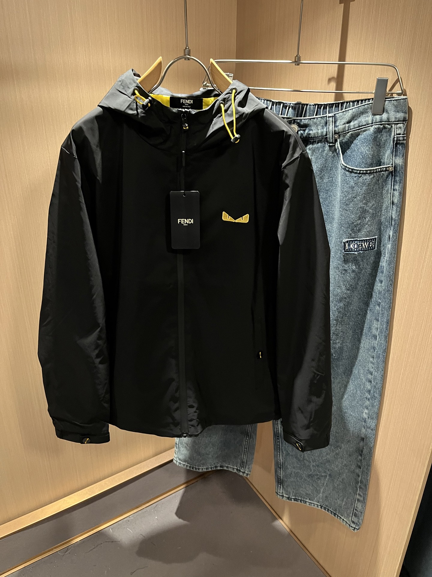 NO:524400,FEN*I New autumn and winter jackets, original Italian orders, popular FD family items, representative and full of specifications, boutiques that all FD fans are worth buying!  Pure Yidian channel orders, high-end popular products from the FD family, and very popular items at the moment, high-end products worth keeping and giving away to others!  The most classic BUGS series of styles in the FD family are trendy and beautiful, full of fashion sense, high class and specifications, and use very classic combinations, giving people a strong visual impact and extremely high recognition. Top-quality exclusive polyester fiber fabric, panoramic embroidery logo pattern embroidery design!  The touch is soft, delicate and comfortable, and the quality is quite high-end and classy!  Perfectly interprets the charm of the brand and leaves a deep impression. It is more fashionable and charming. It has simple, elegant and fashionable upper body, and is even more stressful for outfits!  The inner wear alone is very delicious and beautiful scenery that cannot be ignored!  Size M-3 XL, fendi,dior,jackets & coats,jackets & coats,alexander wang19860909FEN*I 芬*迪 秋冬新款夹克外套,意大利原厂订单,FD家族人气单品,代表性十足,规格感十足的精品,所有FD粉丝都值得抢购的精品！纯正意代渠道订单,FD家族的高奢人气爆款产物,当下十分火爆的单品,值得自留和送人的高端货！FD家族最为经典的BUGS系列款式单品,新潮又好看,潮流气息感十足,档次规格感极高,并且采用十分经典的搭配,给人的视觉冲击感相当强烈,有着极高的辨识度,顶级专属聚酯纤维面料,全景刺绣logo图案刺绣设计！触感柔软细腻舒适,品相相当高级有档次！完美诠释品牌魅力,给人留下深刻印象.更具时尚与韵味,上身简约大方时尚,对于穿搭更是毫无压力！单穿内搭都极有味道,不可忽视的靓丽风景线！ 尺码M-3 XL,,fendi,dior,jackets & coats,jackets & coats,alexander wang,Men's clothing