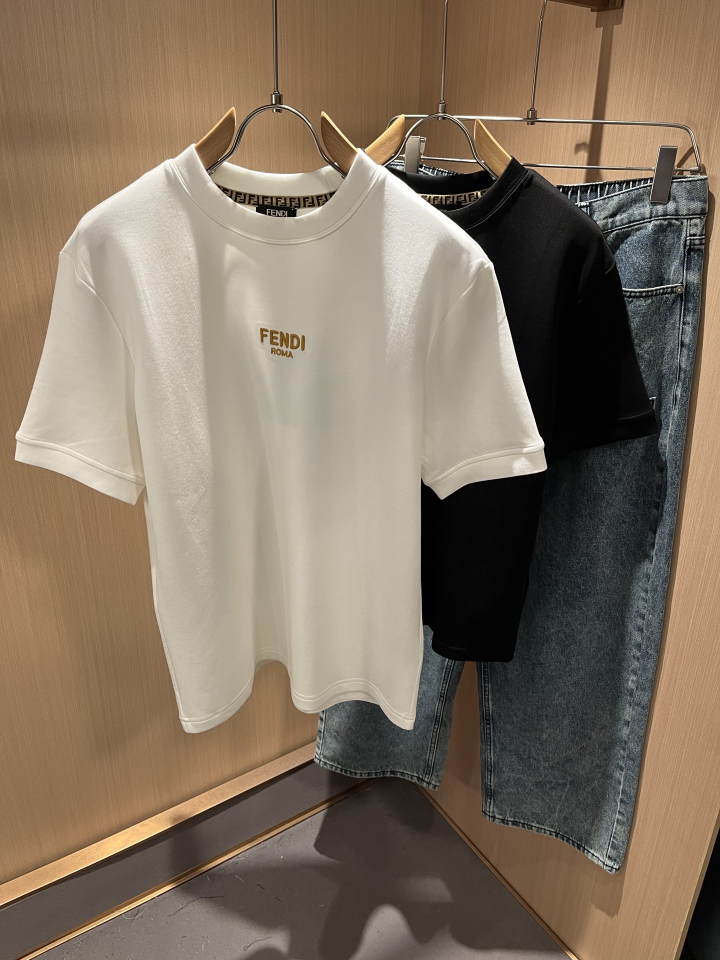 NO:529868,FEN*I FEN*Di 2025 autumn and winter new FD family FF men and women base short-sleeved T-shirt, versatile and minimalist short-sleeved shirts for men and women. Original Italian orders, popular FD family items, simple and pure colors. The FD family's enduring iconic products, high-quality products with full representativeness and full specifications, and high-quality products that all FD fans are worth buying!  Pure Yidian channel orders, high-end and popular products from the FD family, very popular items at the moment, and embroidery decoration of the iconic letter logo pattern!  High-end goods worth keeping and giving away to others!  It is trendy and beautiful, with a full sense of trendy atmosphere, and has a very high level and specifications. It uses a very classic black and white color combination, giving people a strong visual impact and has a very high recognition. It is top-quality exclusive pure cotton fabric, created with a soft, delicate and comfortable touch, and has a very high-end and classy appearance!  Perfectly interprets the charm of the brand and leaves a deep impression. It is more fashionable and charming. It has simple, elegant and fashionable upper body, and is even more stressful for outfits!  The inner wear alone is very delicious and beautiful scenery that cannot be ignored!  Size M-3XL, fendi,dior,T-shirt,tees,t-shirt,alexander wang19860909FEN*I 芬*迪2025秋冬新款FD家族FF男女同款打底短袖T恤,男女同款百搭极简短袖.意大利原厂订单,FD家族人气单品,简约纯色系打造.FD家族经久不衰的标志性臻品,代表性十足,规格感十足的精品,所有FD粉丝都值得抢购的精品！纯正意代渠道订单,FD家族的高奢人气爆款产物,当下十分火爆的单品,标志性字母logo图案刺绣修饰！值得自留和送人的高端货！新潮又好看,潮流气息感十足,档次规格感极高,并且采用十分经典的的黑白双色搭配,给人的视觉冲击感相当强烈,有着极高的辨识度,顶级专属纯棉面料,打造,触感柔软细腻舒适,品相相当高级有档次！完美诠释品牌魅力,给人留下深刻印象.更具时尚与韵味,上身简约大方时尚,对于穿搭更是毫无压力！单穿内搭都极有味道,不可忽视的靓丽风景线！ 尺码M-3XL,,fendi,dior,T-shirt,tees，t-shirt,alexander wang,Men's clothing