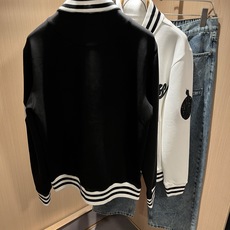 LouisVuitt*路易*登 2025秋冬全新系列单品上线,非常时髦前卫的一款男女同款👫棒球服夹克,胸 LouisVuitt*路易*登 2025秋冬全新系列单品上线,非常时髦前卫的一款男女同款👫棒球服夹克,胸